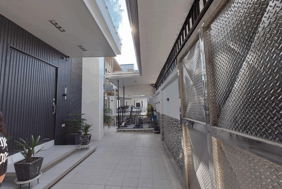 Contemporary House Entrance in Tabun Mabalacat