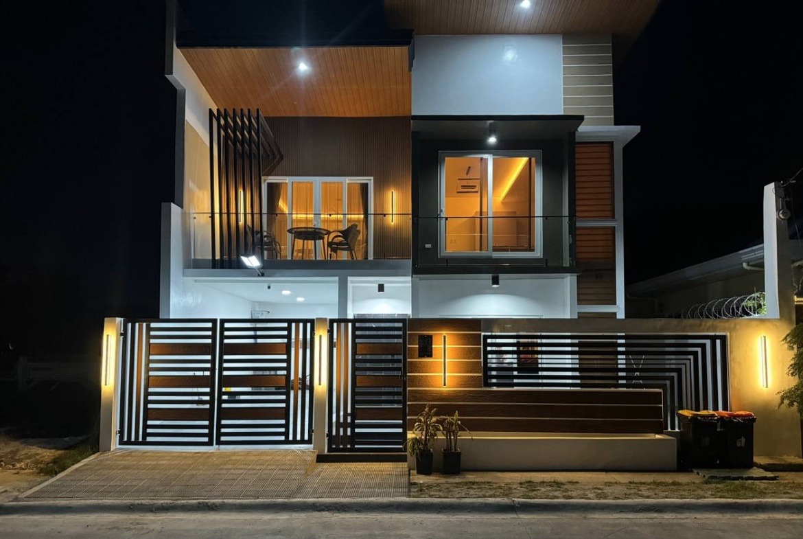 Modern 2 Story 4 Home Angeles City Night View