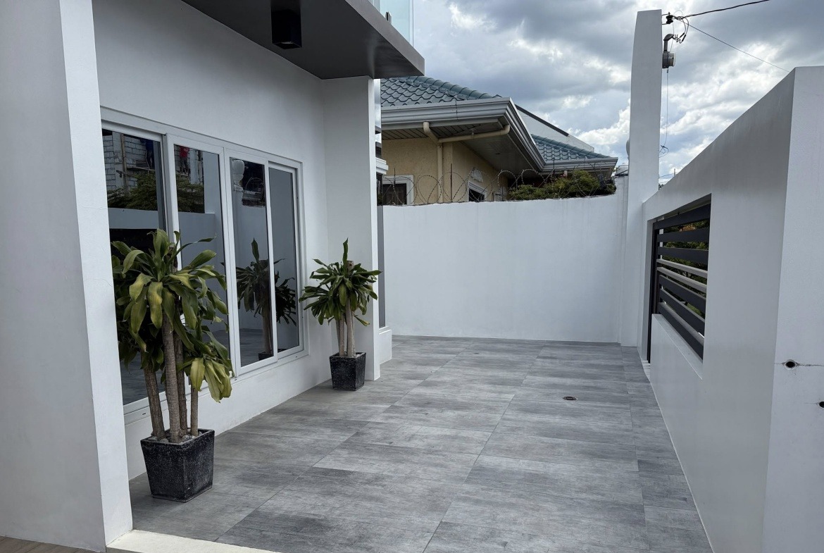 Modern 2 Story 4 Home Angeles City Front Patio