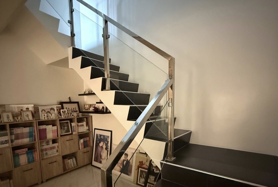 Modern 2 Story 4 Bedroom Home Angeles Stairs