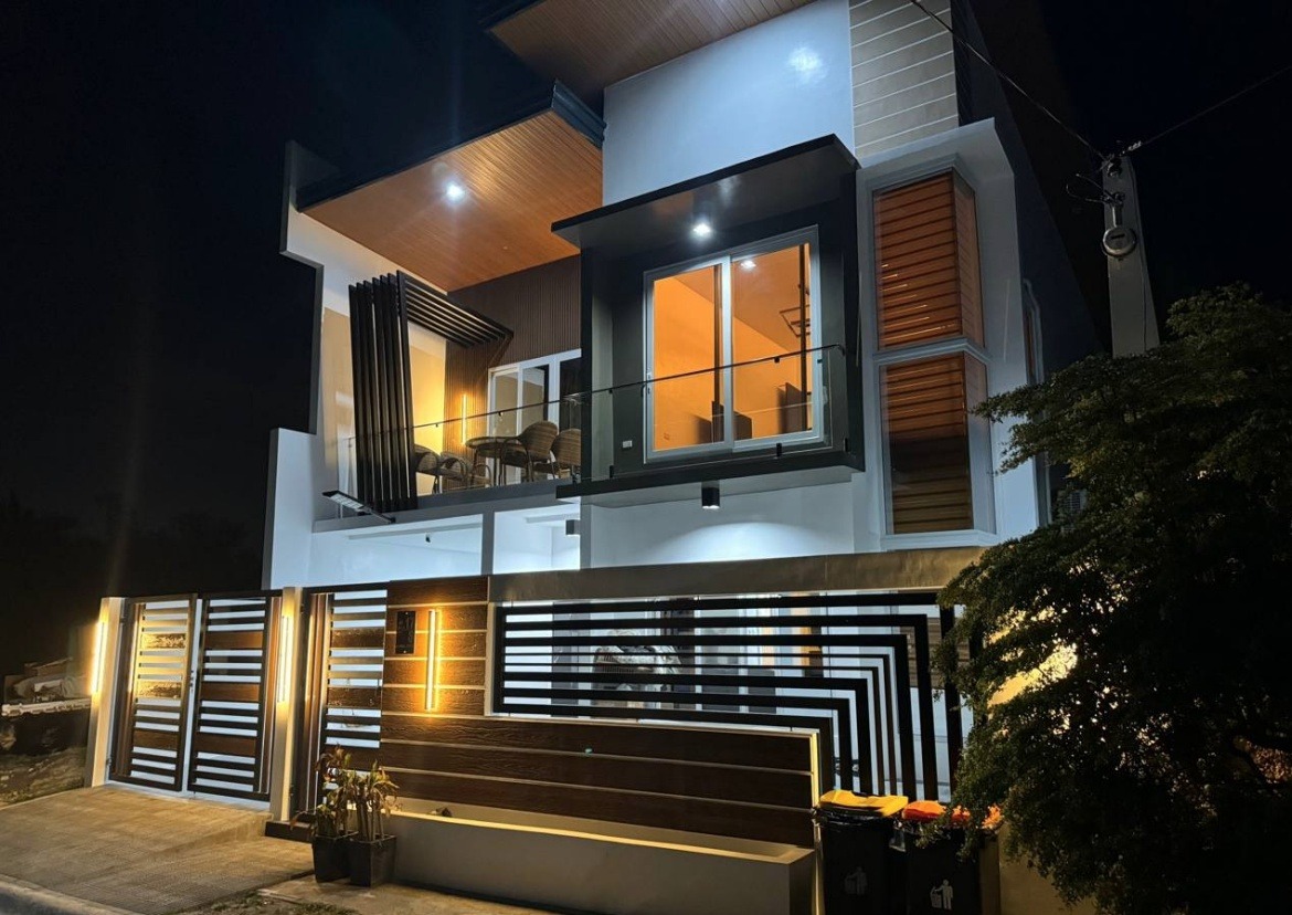Modern 2 Story 4 Bedroom Home Angeles Night View